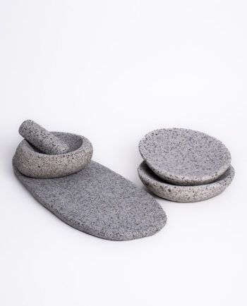 <span style="font-weight: 700;">Pack 4</span> - Dos Platos Chicos, Tabla Alargada Grande y Mortero S