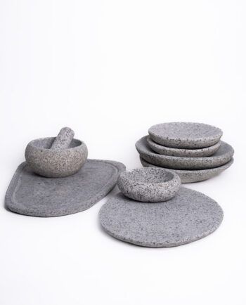 <span style="font-weight: 700;">Pack 9</span> - Dos Platos Grandes, dos Platos Chicos, Set de Picoteo, Mortero M y Tabla con Ribete